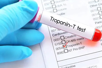 Tube de prélèvement sanguin portant l’étiquette Troponine-T sur un formulaire de cardiologie
